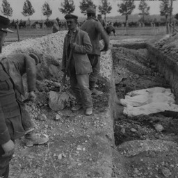 German prisoners burying French dead
